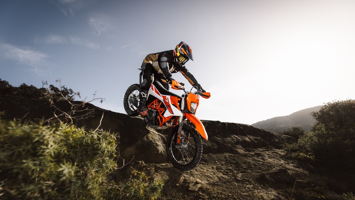 KTM presenta le nuove 690 Enduro R e 690 SMC R 2026